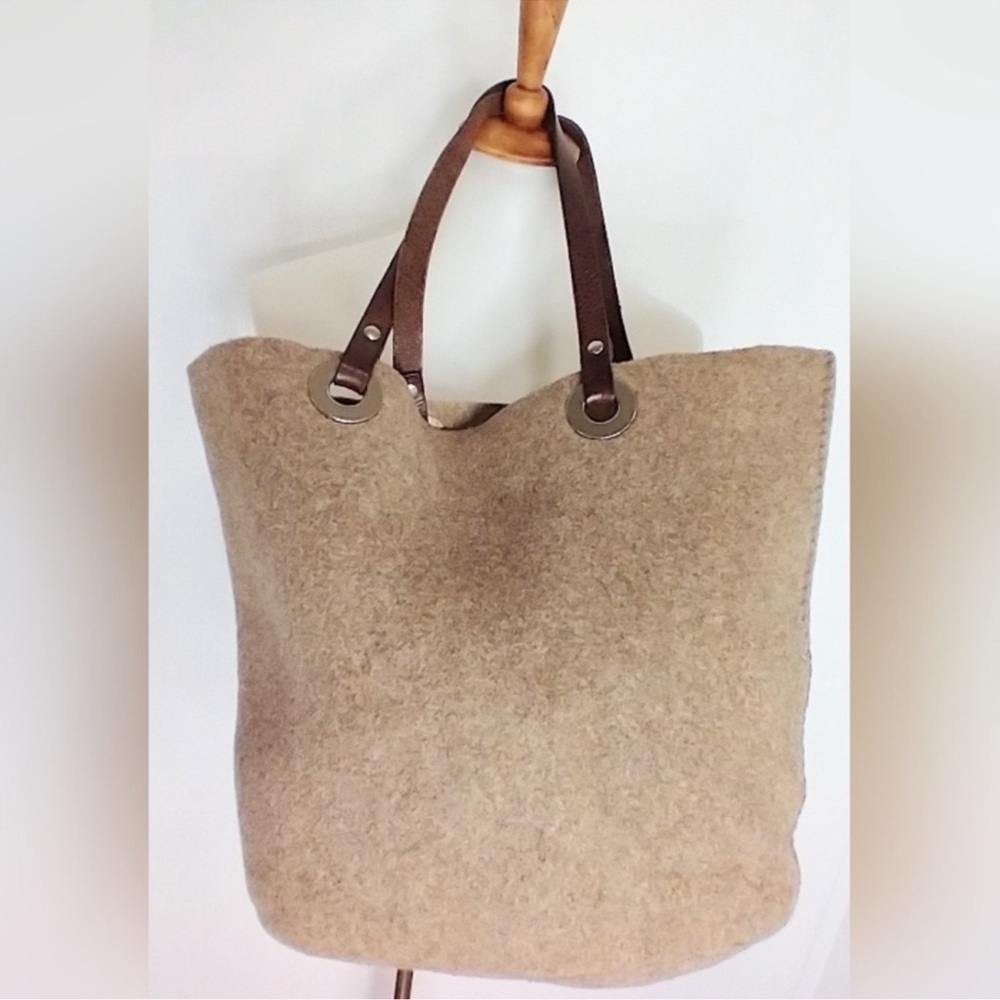 I am IN SEARCH OF, (not selling) a Banana Republic Felted Wool Tote.